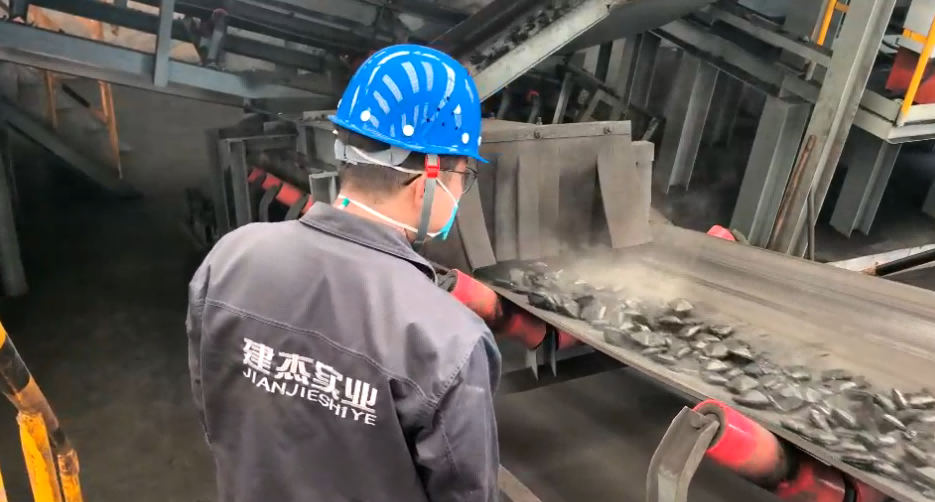 钢厂污泥压球新上产线频出问题？看抖圈为du而生粘合剂现场指导专业破局